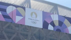 Affiche des JO 2024 sur le stade de Nice. 