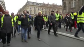 Après Bercy et la Bastille, des gilets jaunes défilent rue de Rivoli à Paris