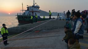Des proches des disparus du ferry naufragé attendent des nouvelles, sur la jetée de l'île voisine de Jindo.