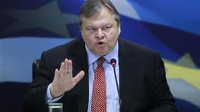 Le ministre des Finances grec Evangelos Venizelos a annoncé que la Grèce avait abandonné son projet de référendum sur sur le plan de sauvetage financier du pays mis au point par l'Union européenne. /Photo prise le 27 octobre 2011/REUTERS/John Kolesidis