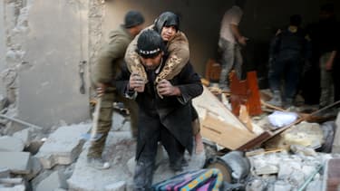 Un bâtiment détruit par des frappes aériennes dans le quartier tenu par les rebelles à Alep, en Syrie
