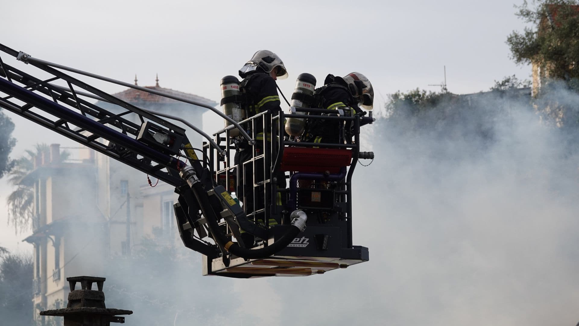 Les pompiers ont maîtrisé l'incendie avec une lance. Les pompiers ont maîtrisé l'incendie avec une lance.
