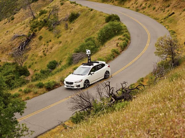 Un des véhicules d'Apple Plans pour cartographier la France Un des véhicules d'Apple Plans pour cartographier la France