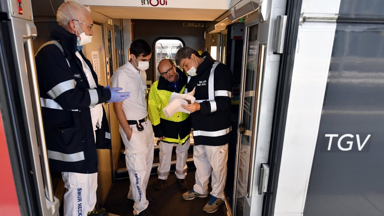 Les équipes médicales s'installent à bord du TGV médicalisé qui transporte 24 patients de Nancy à Bordeaux, le 29 mars 2020 Les équipes médicales s'installent à bord du TGV médicalisé qui transporte 24 patients de Nancy à Bordeaux, le 29 mars 2020