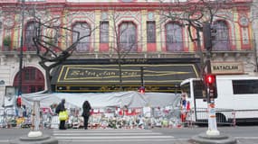 Le Bataclan, devant lequel des fleurs ont été déposées, le 13 décembre 2015.