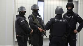 Des policiers patrouillent dans le métro de Vienne le 3 novembre 2020, au lendemain de l'attentat qui a fait au moins 4 morts