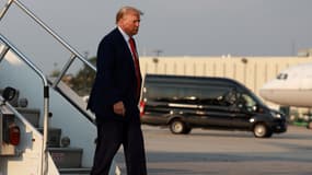 Donald Trump, à la sortie de son avion, quelques minutes avant son passage éclair en prison, à Atlanta, le 24 août 2023