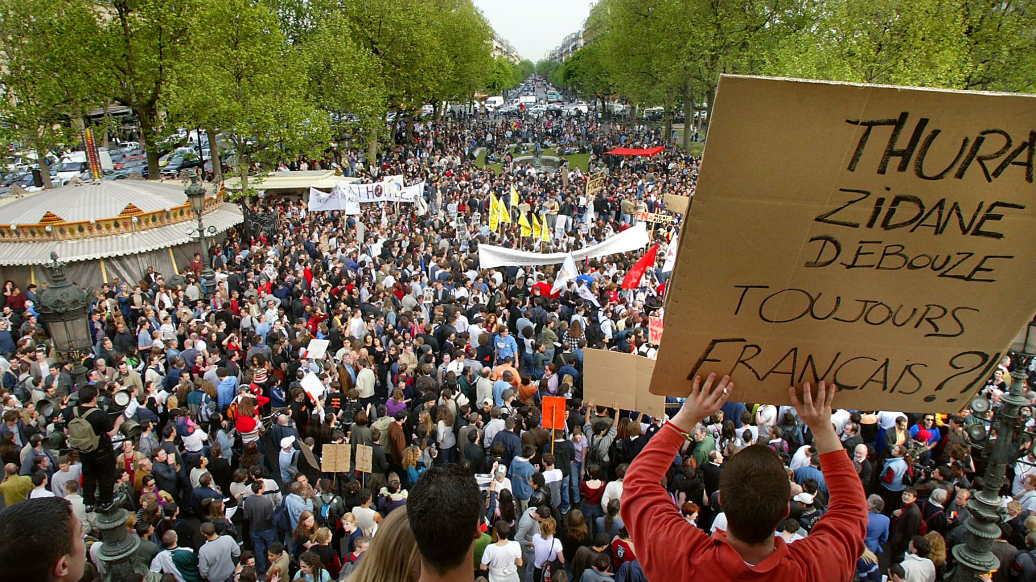 Une manifestation contre l'extrême droite à Paris, le 22 avril 2002, après la qualification de Jean-Marie Le Pen au second tour de l'élection présidentielle.