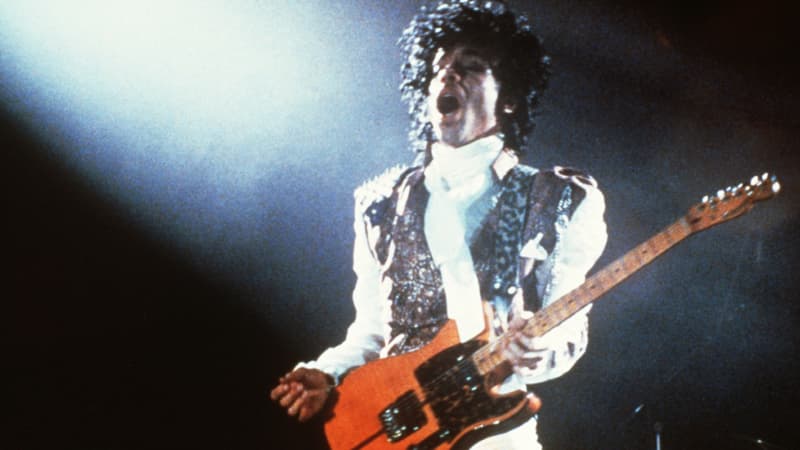 Prince lors d'un concert à Paris en février 1985
