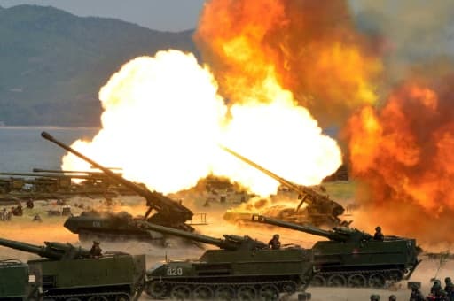 Photo fournie par l'agence officielle nord-coréenne KCNA le 26 avril 2017 d'exercices d'artillerie en Corée du Nord, date et lieu non précisés Photo fournie par l'agence officielle nord-coréenne KCNA le 26 avril 2017 d'exercices d'artillerie en Corée du Nord, date et lieu non précisés