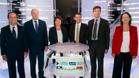 Les six candidats à la primaire socialiste - François Hollande, Jean-Michel Baylet, Martine Aubry, Manuel Vals, Arnaud Montebourg et Ségolene Royal, posent avant le deuxième de leur débat télévisé. Ils ont détaillé mercredi soir leurs mesures prioritaires