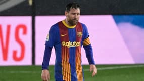 La star du Barça Lionel Messi dépitée à l'issue de la défaite de son équipe face au Real dans le Clasico disputé à Madrid, le 10 avril 2021
