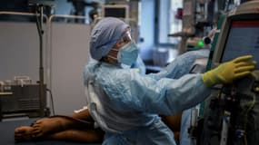 Une soignante s'occupe d'un patient atteint du coronavirus dans l'unité de soins intensifs de l'hôpital Sao Joao à Porto, le 23 octobre 2020 au Portugal (Photo d'illustration)