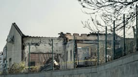 Cette photographie montre les vestiges d'une maison où une femme a trouvé la mort lors d'un incendie qui s'est déclaré à Saint-Laurent-de-la-Cabrerisse, dans le sud-ouest de la France, le 6 août 2025.