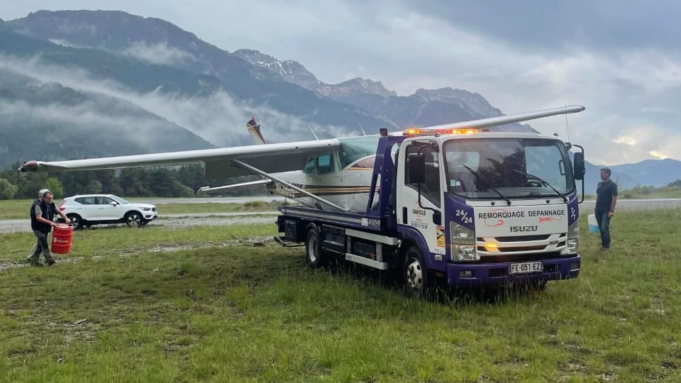 L'avion a été remorqué. L'avion a été remorqué.