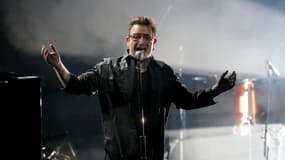 Le leader du groupe U2, Bono, sur scène à Berlin. 