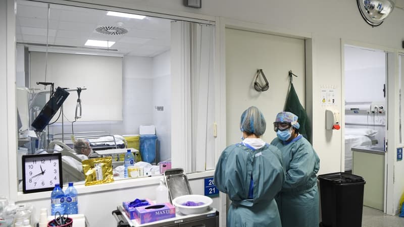 Une équipe de soignantes à l'hôpital universitaire d'Igualada en Espagne le 1er décembre 2020