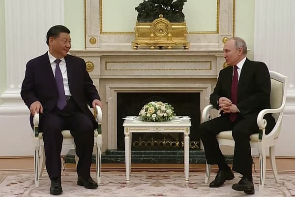Xi Jinping échange avec Vladimir Poutine au Kremlin lors d'une visite d'État, dans un entretien diffusé en partie sur la TV russe, le 20 mars 2023