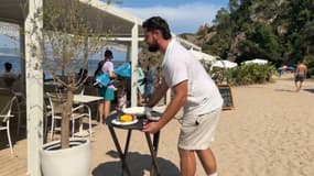 Jérémie est serveur en restauration l'été?