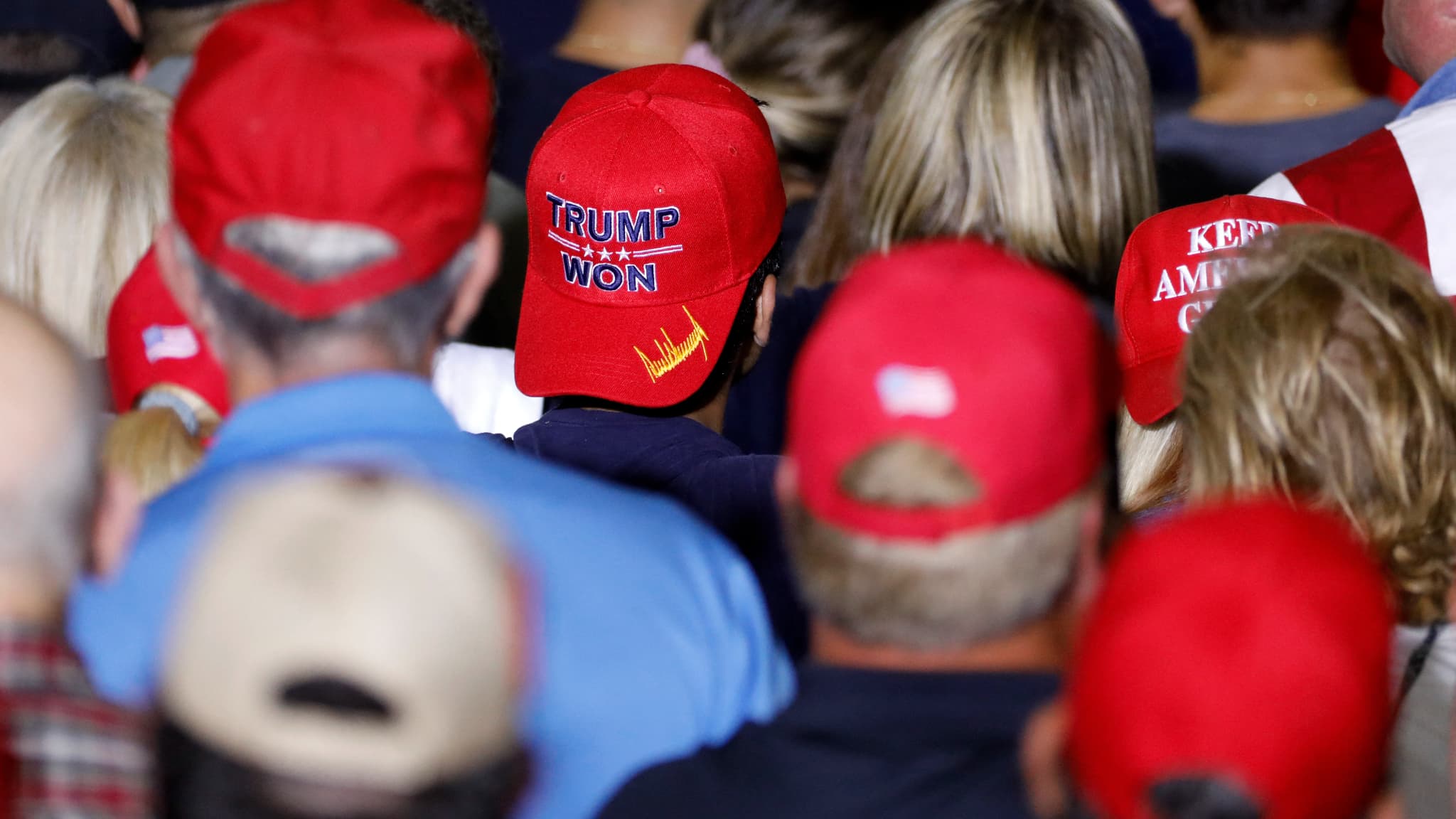 Des militants républicains lors d'un meeting le 1er octobre 2022 dans le Michigan, un homme porte une casquette "Trump a gagné", en référence à l'élection présidentielle de 2020.