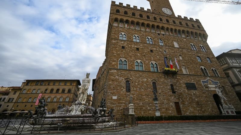 Italie: un touriste écope d'une amende pour avoir escaladé et abîmé une fontaine à Florence