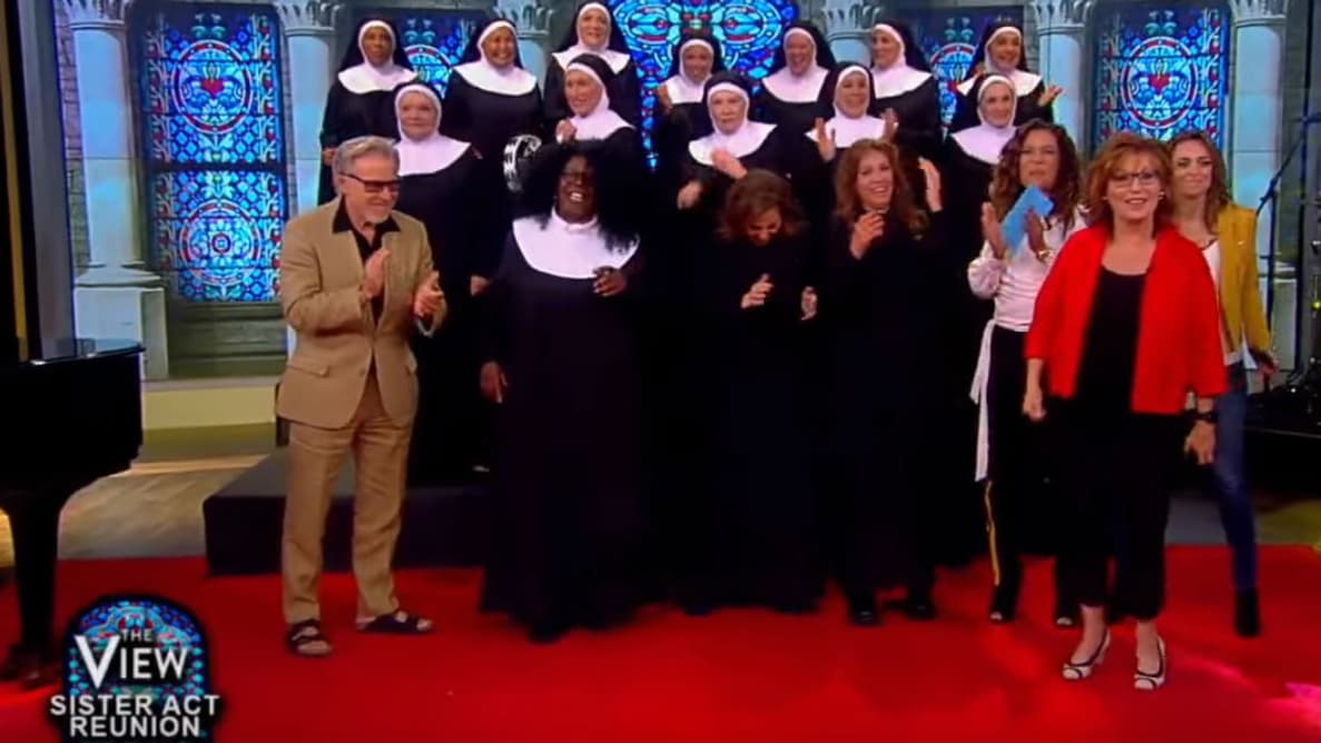 Whoopi Goldberg n'a pas manqué les retrouvailles de "Sister Act", 25 ans après la sortie du film. Whoopi Goldberg n'a pas manqué les retrouvailles de "Sister Act", 25 ans après la sortie du film.
