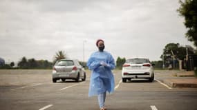 Une laborantine en Afrique du Sud le 5 janvier 2021.