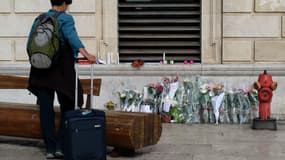 Des fleurs déposées le 2 octobre 2017 devant la gare Saint-Charles, à Marseille, en hommage aux deux victimes de l'attaque