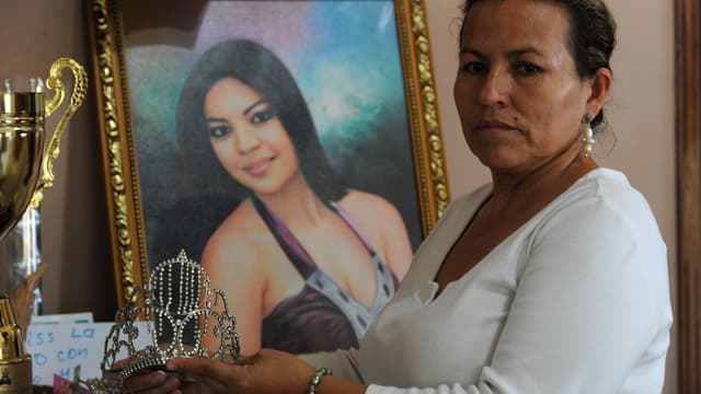 Teresa Munoz pose devant un portrait de sa fille, Maria José, qui avait été élue Miss Honduras.