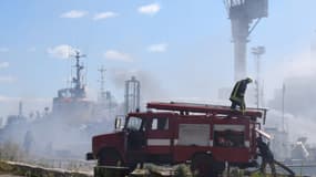 Un bateau était en feu, samedi 23 juillet 2022, dans le port d'Odessa en Ukraine après un bombardement russe