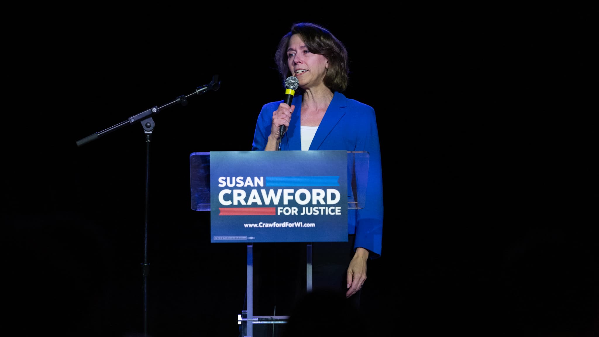Susan Crawford, candidate à la Cour suprême du Wisconsin, lors d'un meeting au Majestic Theatre le 31 mars 2025 à Madison, Wisconsin.