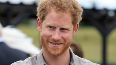 Le prince Harry a avoué se sentir "nerveux" avant de se faire piquer au bout d'un doigt.