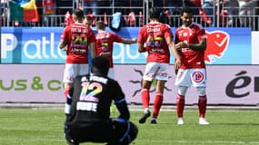 Des joueurs de Brest avec le flocage arc-en-ciel