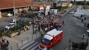 Déploiement des secours à Brétigny-sur-Orge, le 12 juillet. Deux passagers ont été dévalisés lors de l'accident ferroviaire survenu mi-juillet dans cette ville de l'Essonne et un médecin du Samu s'est fait voler son téléphone portable, a déclaré mercredi