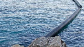 Barrière pour canaliser les fuites de pétrole du paquebot Costa Concordia, échoué au large de la Toscane. La préfecture maritime de Méditerranée va prépositionner à titre préventif de moyens de lutte contre la pollution en haute mer pour les rapprocher du