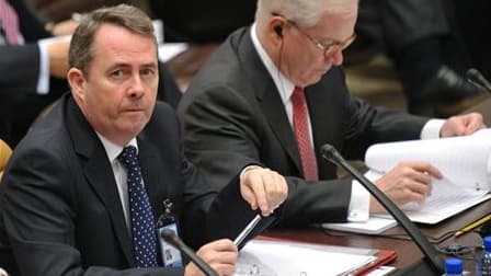 Le secrétaire britannique à la Défense Liam Fox (à gauche) aux côtés du secrétaire américain à la Défense Robert Gates au siège de l'Otan, à Bruxelles, en mars dernier. La Grande-Bretagne va ajouter des bombes capables de percer des bunkers à l'arsenal do