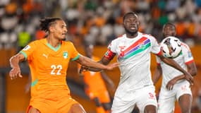 Sébastien Haller au duel avec Omar Colley lors du match Côte d'Ivoire-Gambie (1-0, qualifs Coupe du monde 2026), le 24 mars 2025
