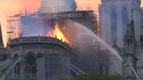 Les pompiers sont en action. 
