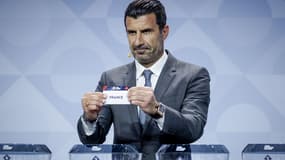 Luis Figo pendant le tirage au sort de la Ligue des Nations