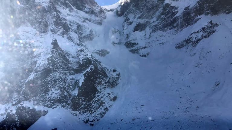 Photo du site au Népal où trois alpinistes français ont disparu, diffusée le 31 octobre 2021 par la Kailash Helicopter Services