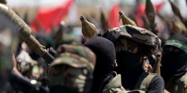 Des Palestiniens portent des roquettes lors d'une manifestation contre le processus de paix israélo-palestinien, en septembre 2013. Des Palestiniens portent des roquettes lors d'une manifestation contre le processus de paix israélo-palestinien, en septembre 2013.