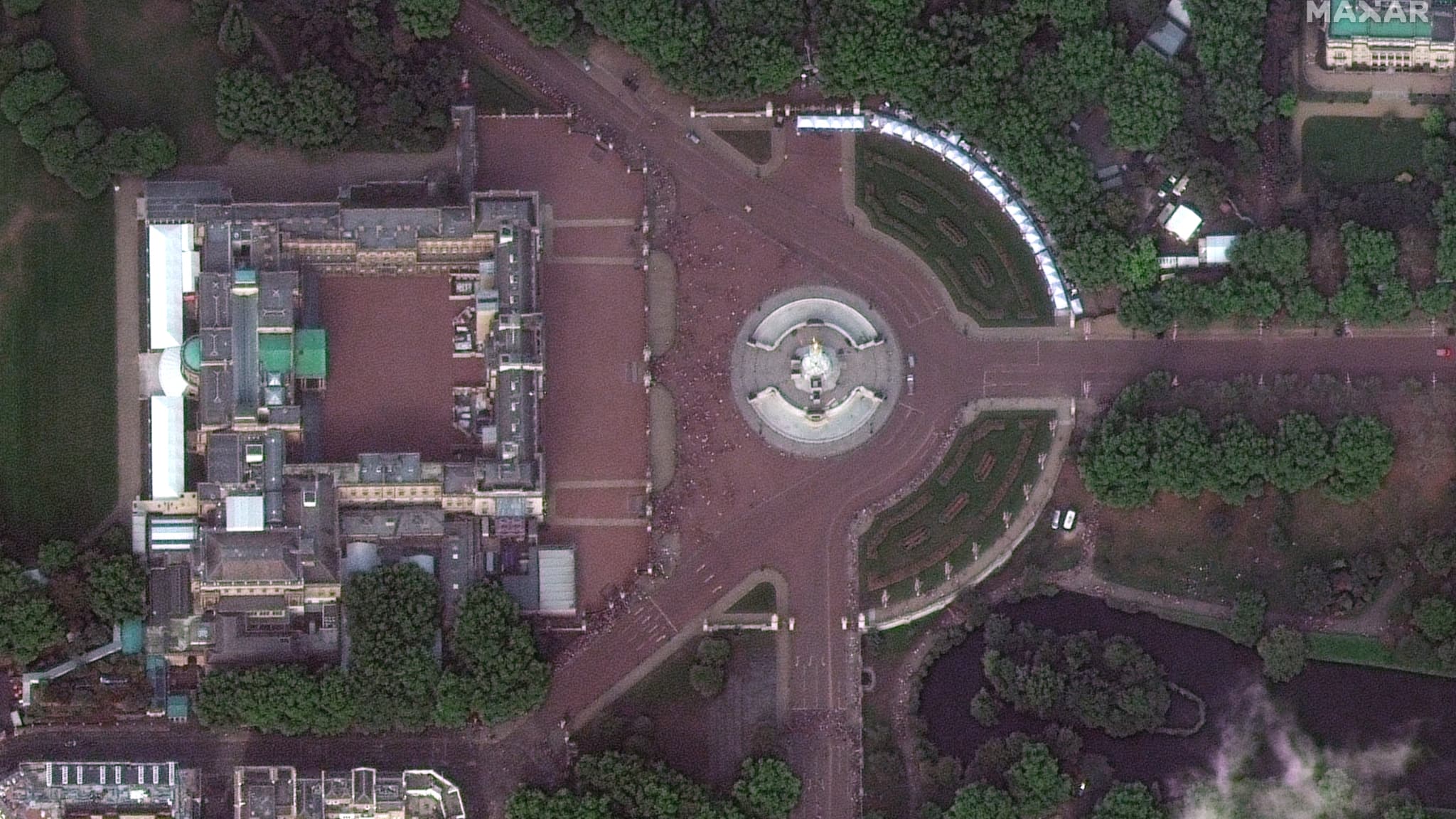 La foule près de Buckingham Palace. La foule près de Buckingham Palace.