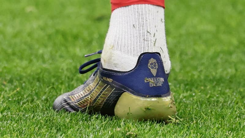 Une paire collector pour fÃªter son Ballon dâ€™or: Ousmane DembÃ©lÃ© a portÃ© des...