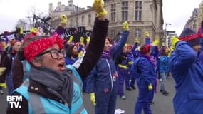 8 mars: déguisées en "Rosie la riveteuse", elles dansent avant la manifestation sur le son de l'hymne des femmes