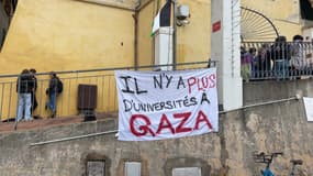 Un sit-in devant le campus de Sciences Po à Menton, le 2 mai 2024.