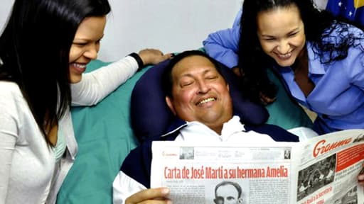Hugo Chavez sur son lit d'hôpital, entouré de ses filles. Un tube trachaéal l'aide à respirer mais l'empêche de s'exprimer, a précisé le ministre de la Communication.
