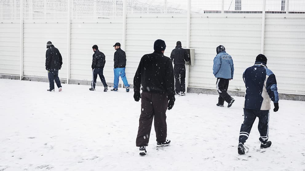 Ce jour de novembre 2010, quelques dizaines de personnes détenues tournent dans la cour de promenade blanchie par la neige. Ce jour de novembre 2010, quelques dizaines de personnes détenues tournent dans la cour de promenade blanchie par la neige.