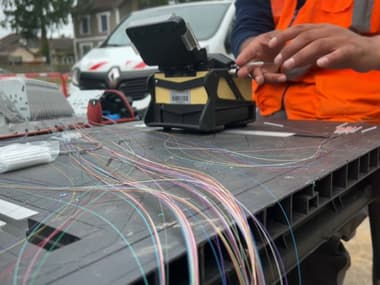 Des techniciens travaillent sur le rétablissement de la connexion internet en plein cœur d'Alençon (Orne) après plusieurs jours de panne. 
