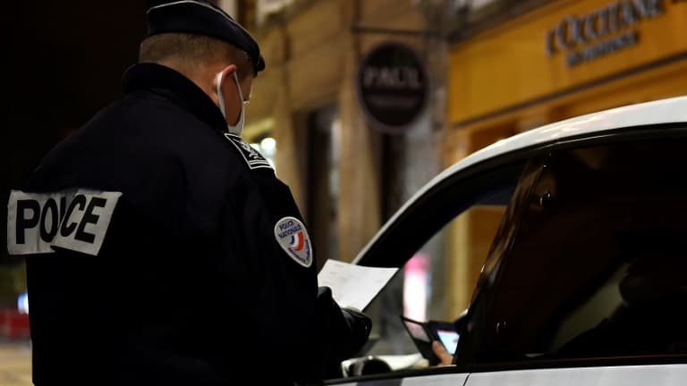 Un policier vérifie une attestation le 5 janvier 2021 à Metz, placé sous couvre-feu à partir de 18h00