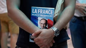 Un lecteur tient le dernier livre d'Eric Zemmour, le 17 septembre 2021 à Toulon